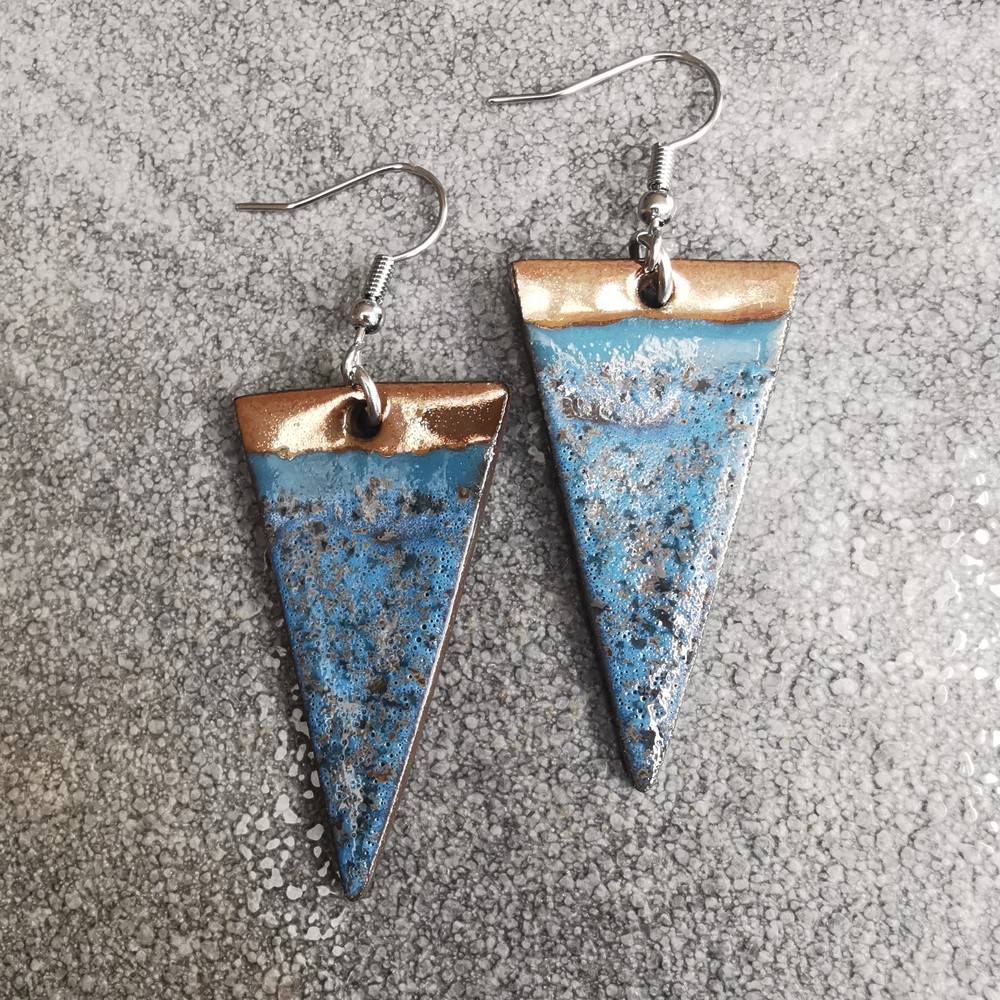 Kolczyki ceramiczne trójkąty błękitno-złote - obrazek 2