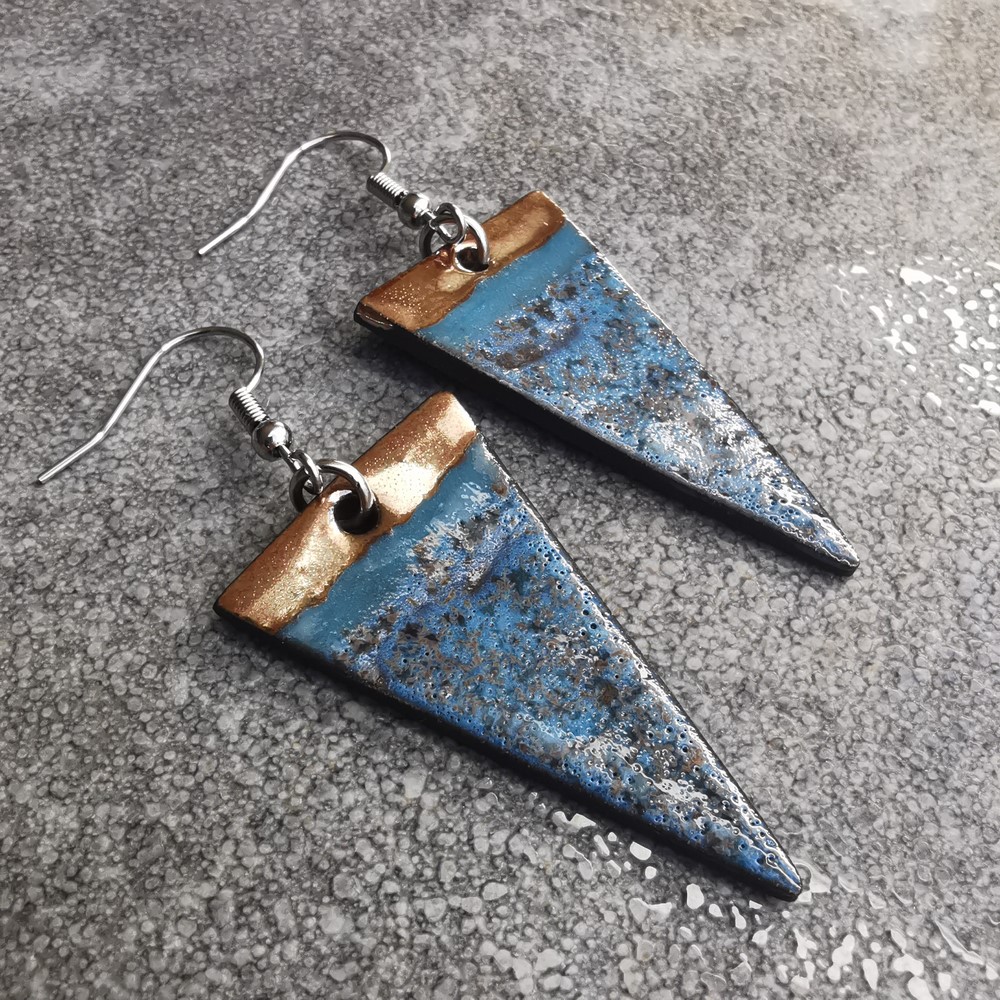 Kolczyki ceramiczne trójkąty błękitno-złote - obrazek 3