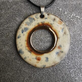 Naszyjnik ceramiczny donut beżowy z niebieskimi plamkami