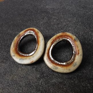 Kolczyki ceramiczne wkrętki oponki kremowo-złociste w plamki duże