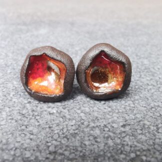 Kolczyki ceramiczne wkrętki czerwono-pomarańczowo-złote o nieregularnym kształcie