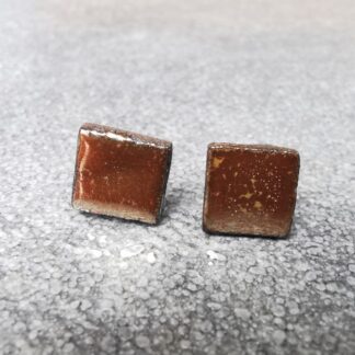 Kolczyki ceramiczne wkrętki mini kwadraty cynamonowe