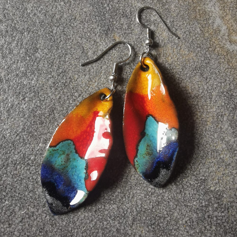Kolczyki ceramiczne listki kolorowe o nieregularnym kształcie