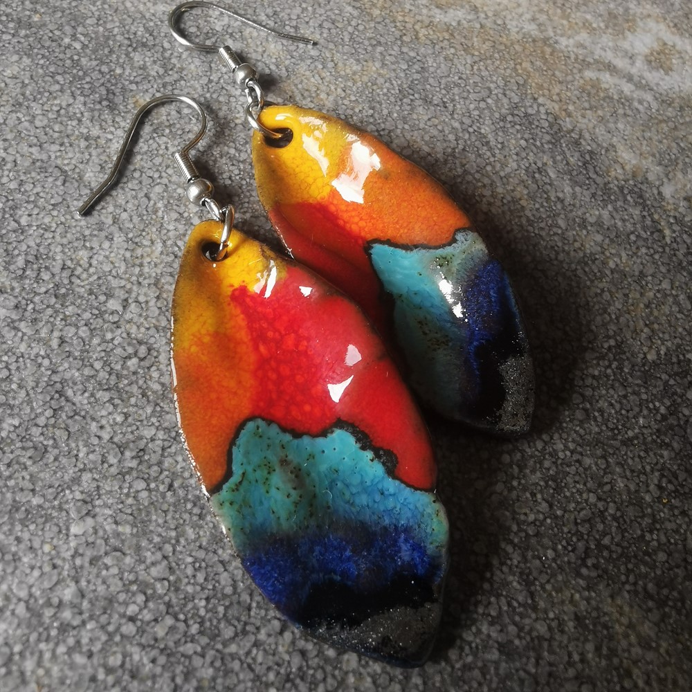 Kolczyki ceramiczne listki kolorowe o nieregularnym kształcie - obrazek 2