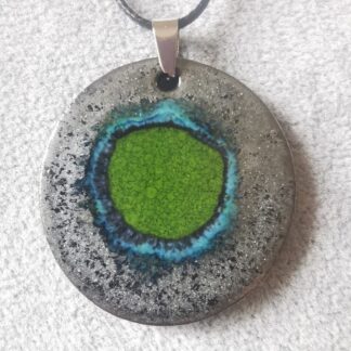 Naszyjnik ceramiczny mały srebrzysty z zieloną plamką