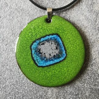 Naszyjnik ceramiczny zielony ze srebrzystym środkiem